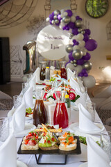 photo zone with an easel and a garland of balloons, an inscription; 