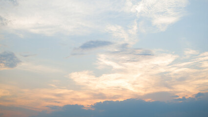 Obraz premium A view of the sunset in the evening that lights up the sky in an orange hue.