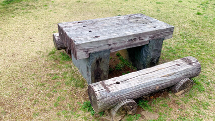 風と星の広場の丸太テーブル