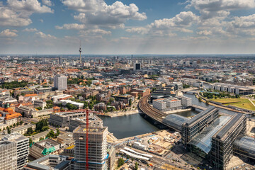 Panorama auf Berlin mit Hauptbahnhof in Vordergrund und Fernsehturm im Hintergrund
