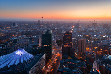 Potsdamer Platz bei Sonnenaufgang in Berlin, Deutschland