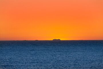 Kreuzfahrtschiff am Horizont in Norwegen bei Mitternachtssonne