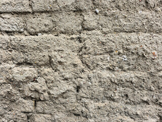 Ceglana , murowana ściana mało widoczna pod betonem, budynek loftowy, industrialna architektura