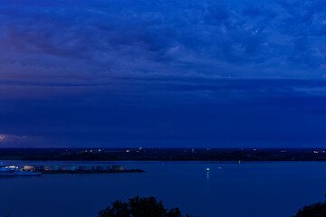 Ciel de nuit avec nuage d'orage et couleur rose