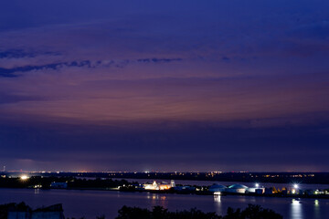 Ciel de nuit avec nuage d'orage et couleur rose