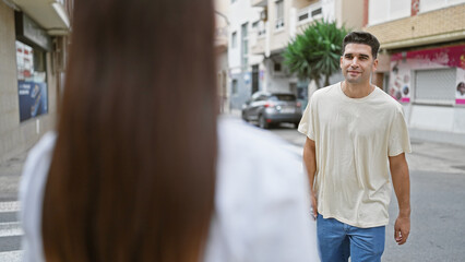 Obraz premium Woman out of focus foreground looking at man smiling on city street