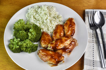 barbecue chicken wings served with  white rice,