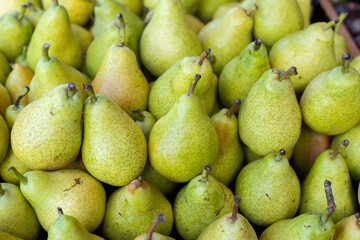 Lots of pears on the supermarket shelf