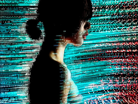 Femme  dans un univers numérique abstrait