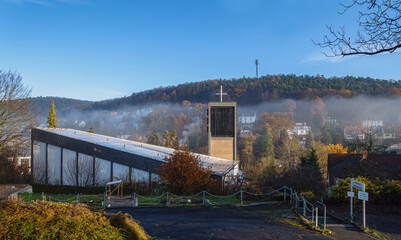 Nebel über Tal mit Kirche