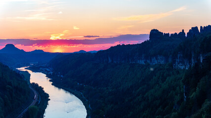 Blick von der Kleinen Bastei in die Sächsische Schweiz und auf die Elbe