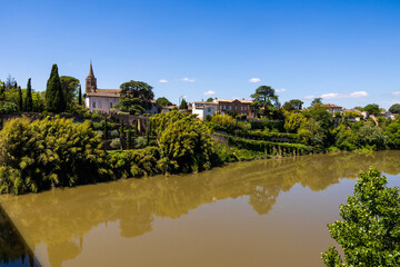 Jardins en terrasse au bord de la rivière Tarn à Lisle-sur-Tarn