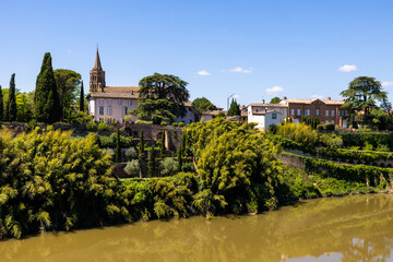 Fototapeta premium Jardins en terrasse au bord de la rivière Tarn à Lisle-sur-Tarn