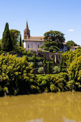 Jardins en terrasse au bord de la rivière Tarn à Lisle-sur-Tarn