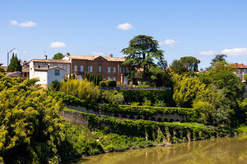 Jardins en terrasse au bord de la rivière Tarn à Lisle-sur-Tarn