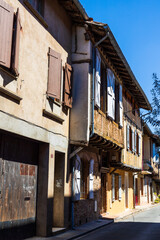 Façade d’un immeuble ancien de la bastide médiévale de Lisle-sur-Tarn