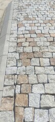 Nawierzchnia z kostki kamiennej.
