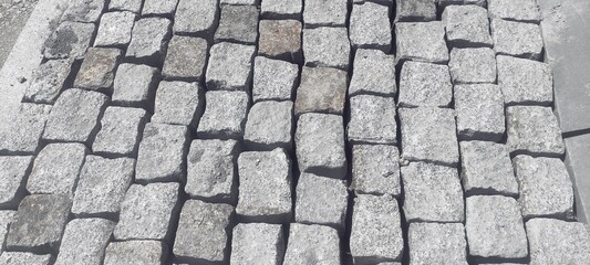 Nawierzchnia z kostki kamiennej.