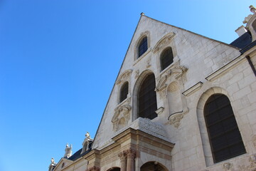 Dijon : facade principale (Renaissance) du palais de justice (ancien Parlement de Dijon) sous le ciel bleu - Gros plan