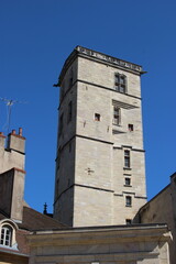 Dijon : la tour Philippe Le Bon sous le ciel bleu