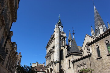 Fototapeta premium Dijon : ciel bleu au-dessus de la place Notre Dame