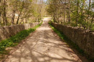 Schöne Wege und Landschaft auf dem Camino Via de la Plata zwischen Aldeanuevo, Extremadura und Calzada de Béjar, Castilla y León, Spanien.