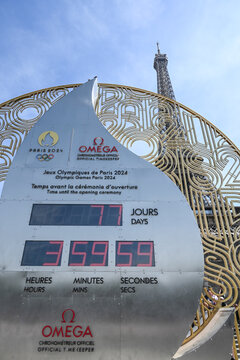 Paris decor&eacute; pour les Jeux Olympiques 2024 temps decompte chrono
