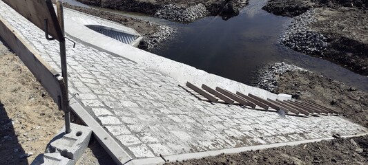 Umocnienie skarp nasypu kostką kamienną. © WalDec