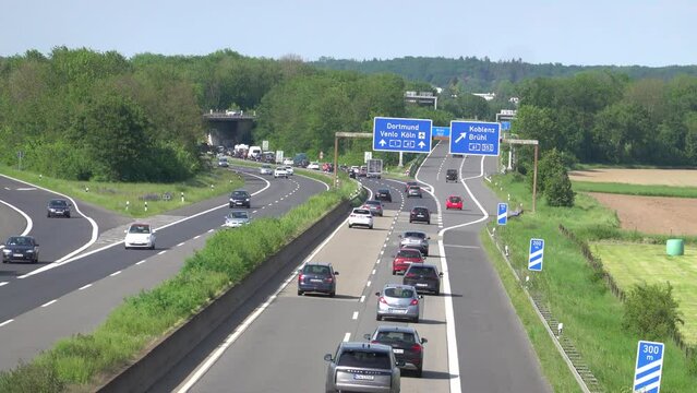 R&uuml;ckreiseverkehr aus der Eifel auf der Autobahn A1 kurz vor dem Bliesheimer Kreuz, Nordrhein-Westfalen, Deutschland, Weilerswist