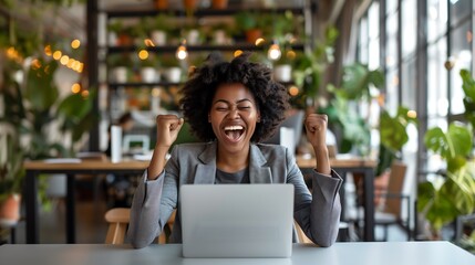 Mulher negra feliz com sorte, comemorando a vitória