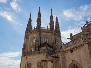 Impresionante vista horizontal de la torre de la Catedral de Burgos de estilo gótico con decoraciones en punta en España, verano de 2021.