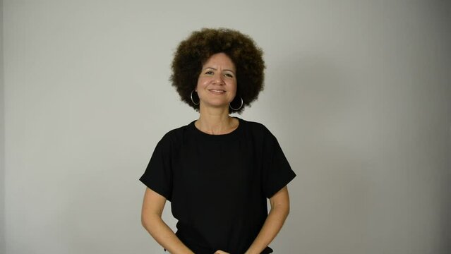 Female interpreter says the phrase let's talk about inclusion in Brazilian sign language.