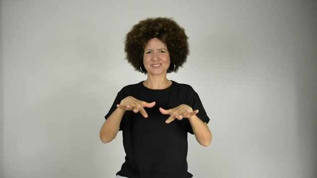 Female interpreter saying everyone united for an inclusive education in Brazilian sign language.