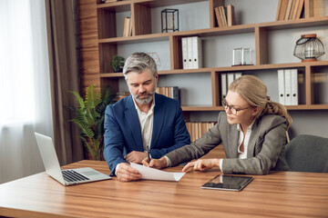 Man and woman psychotherapists exchanging colleague advice in psychotherapy session