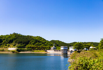 Fototapeta premium ダム湖からの風景（空多め）