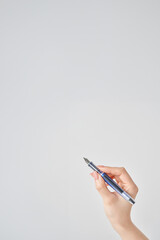 万年筆を持つ女性の手と白い背景