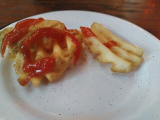 Papá rebanada frita con salsa catsup 