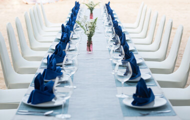 Obraz premium Setting tables and arranging dishes in a hotel or restaurant