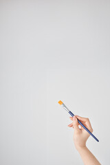 絵筆を持つ女性の手元