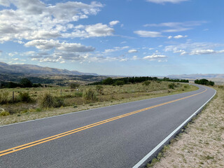 Carretera asfaltada en perspectiva en medio del campo. Viajes y turismo.