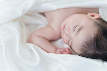 昼寝する裸の赤ちゃん