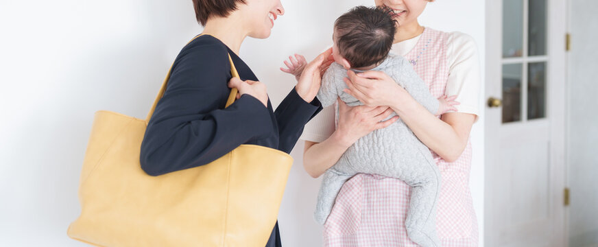 保育園に赤ちゃんを預けるママ