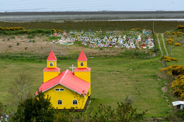 Capilla Santa Ana  y cementerio de Llaicha, isla Puluqui, comuna de Calbuco, Chile.