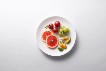 흰 접시위에 여러개의음식재료가 담겨져있다.