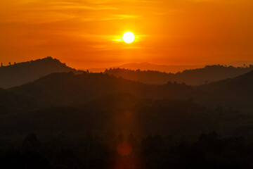 Fototapeta premium Blurred nature background of sky lights Evening with colorful lights A bright twilight of pinks and oranges, with a cool breeze blowing through.