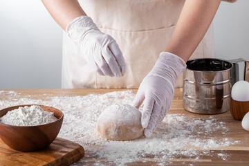 테이블위에서 빵을 만들기 위한 밀가루 반죽을 만들고 있다.