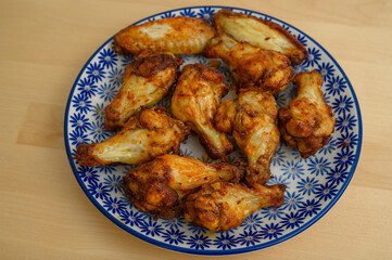 Pieczone skrzydełka z kurczaka z chrupiącą skórką, domowy fast food