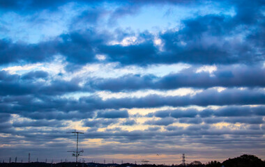 横ストライプに並ぶ雲と夕焼け