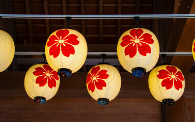 日本の神社の提灯、桜の紋