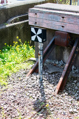 ローカル鉄道の線路の古いエンドマークのアップ